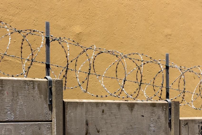 Mauer, Stacheldraht, Symbolbild